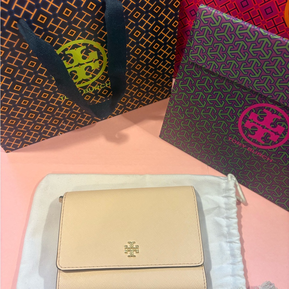 Tory Burch Beige leather wallet Authentic new comes with box/bag